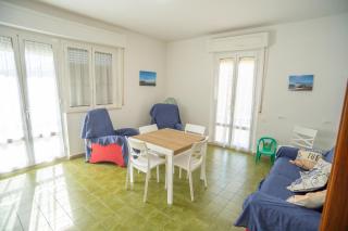 Quadrilocale centrale vicino al mare con ampio terrazzo aria condizionata e posto auto privato - 1