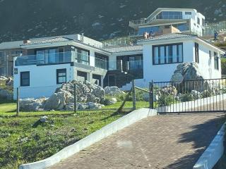 Clifftop Bliss Where Ocean Meets Mountain - 0