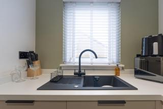 Modern 1-Bed Near Edinburgh Free Parking - 9