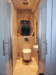 2-Bed Retreat with Private Parking & Tram Links - 9