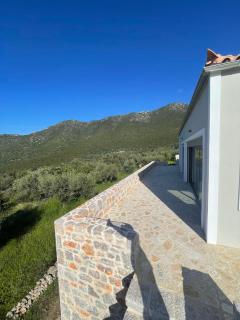 Contemporary villa with pool and sea view - 3