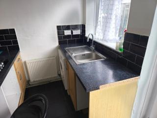 Jusdor Comfortable Six Bed Home in Filton - 7
