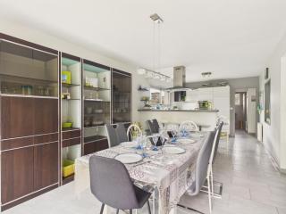 Maison tout confort pour 9, jardin arboré - 2