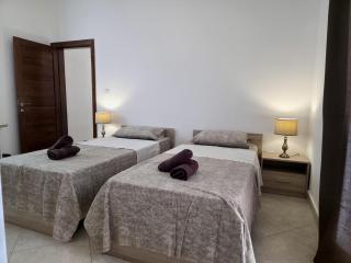 Mansions, Cozy Penthouse with Seaview & BBQ - 6