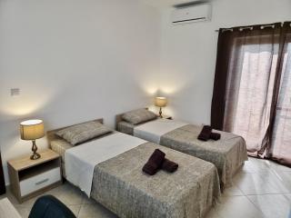 Mansions, Cozy Penthouse with Seaview & BBQ - 3