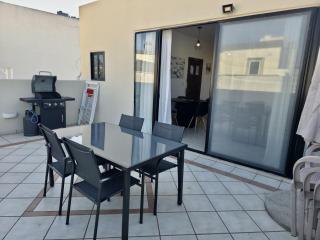 Mansions, Cozy Penthouse with Seaview & BBQ - 2
