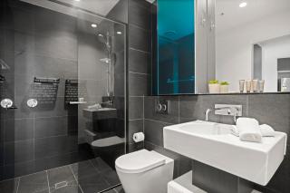 City Skyline Views 2 BR Pool, Sauna, and Gym - 1