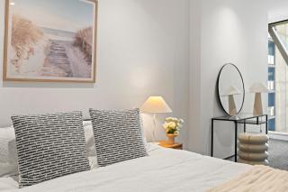 City Skyline Views 2 BR Pool, Sauna, and Gym - 3