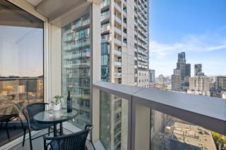 City Skyline Views 2 BR Pool, Sauna, and Gym - 4