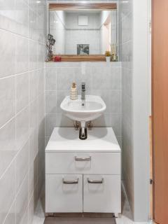 Cozy Apartment near Airport & City Center with Private Garden - 9