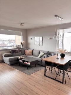 Bright and Spacious 2BR Apt - Balcony and Free Parking - 0