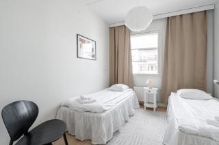 2BR Lakefront Home near Railway Station & Downtown - 2