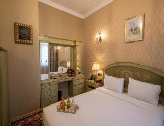 Seven Gates Hotel & Restaurant - 1