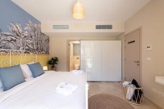 Exotic 1BDR w Outdoor Terrace Pool & Beach Access - 4