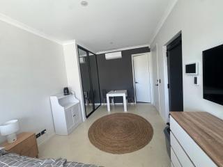 Modern Studio apartment near Train line - 9