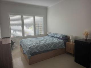 Modern Studio apartment near Train line - 8