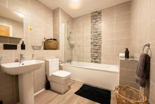 Central Birmingham Group Apartment with Parking and Fast WiFi - 1
