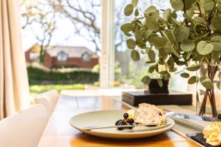 New Sleeps 12 and 4 mins to beach Large garden - 3