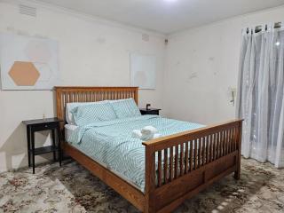 Minimal & Convenient Stay in St Albans - 3