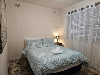 Minimal & Convenient Stay in St Albans - 6