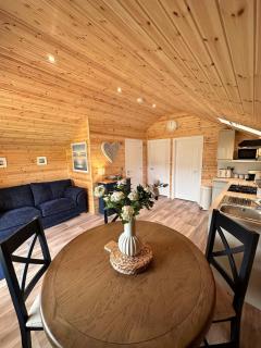 Riverside Retreats - Santorini Parking & Sleeps 4 - 3