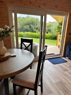 Riverside Retreats - Santorini Parking & Sleeps 4 - 2