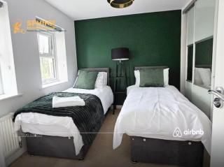 Modern 3BR Family Home Free Parking - 5