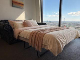 MT2506 - 1 BR huts nestled in the Docklands with Gym & Pool with FREE Tram to City - 1