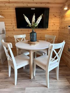 Riverside Retreats - Bella Parking & Sleeps 4 - 5