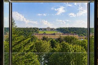 Regal Retreat: Luxurious Apartment with Schönbrunn Palace Panorama - 9