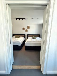 Modern 3-Bedroom near Alster Hamburg for up to 10 - 3