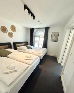 Modern 3-Bedroom near Alster Hamburg for up to 10 - 2