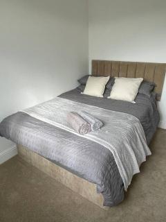 Furnished 4 BR House Parking, Wi-Fi, Kitchen - 4