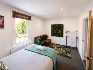 Five Bed Canterbury City Centre Haven with Parking - 7