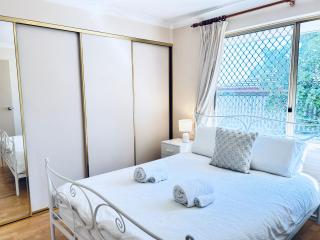 Pet friendly home near Adventure World Fiona Murdoch - 7