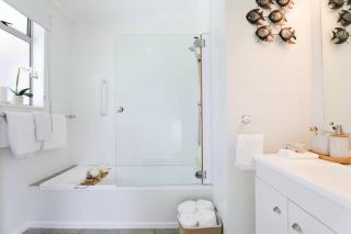 Spacious 4 BRM home with spa and large garden - 2