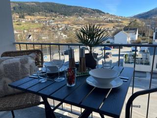 Luxury Balcony River View apt - Heart of Voss - 3