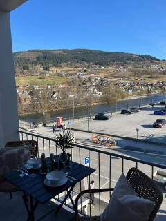 Luxury Balcony River View apt - Heart of Voss - 8
