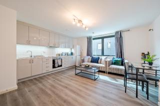 Spacious 2 Double Bedroom Apartment Near Manchester City Centre, Salford - 0