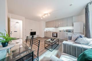 Spacious 2 Double Bedroom Apartment Near Manchester City Centre, Salford - 9