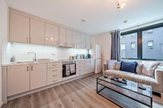 Spacious 2 Double Bedroom Apartment Near Manchester City Centre, Salford - 6