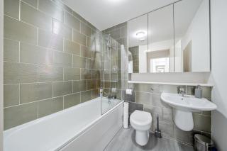 Spacious 2 Double Bedroom Apartment Near Manchester City Centre, Salford - 4