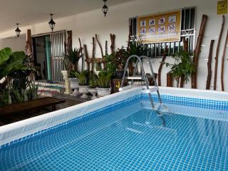 Cozy mountain jungle wood home with Kid Pool - 9