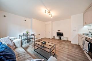 Spacious 2 Double Bedroom Apartment Near Manchester City Centre, Salford - 1
