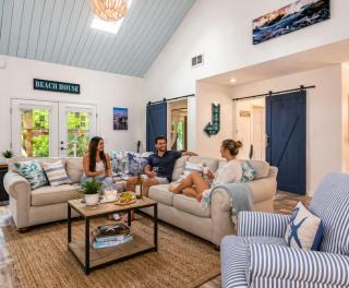 Dreamy HHI Escape Pool w Swim-Up Bar Hot Tub - 2