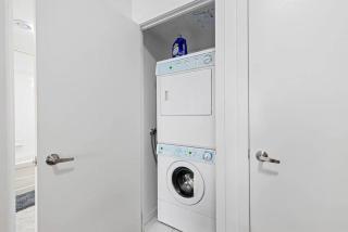 Lux 1 BR-Den DWTN Condo near CN Tower - 3