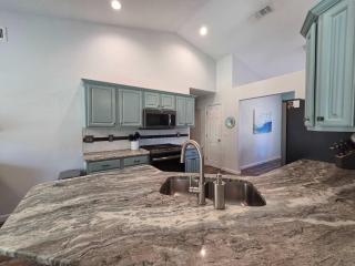 Spacious 3 BR home near beaches and shopping - sleeps 7 - 3