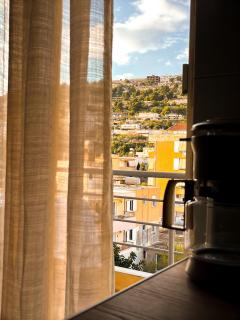 Bright 5th-Floor Apartment with Balcony - 9