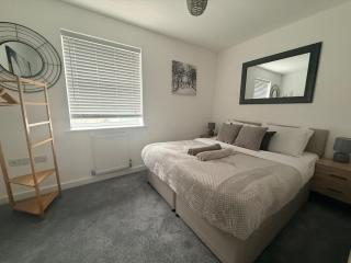 Three Bedroom Canterbury house with Driveway - 9