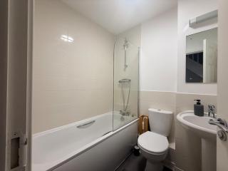 Three Bedroom Canterbury house with Driveway - 5
